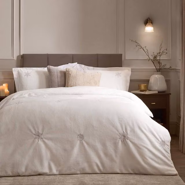 Paoletti White Flannel Duvet Cover Set with Christmas Snowflake Embroidery, W/D/H: 200 x 200 cm