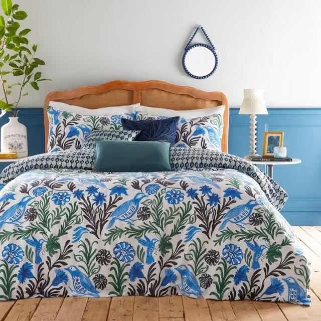 Alentjo Trending Reversible Floral Duvet Cover Set in Ocean Blue and White, 140 x 200 cm