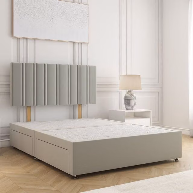 BSSPOKE Sienna Plush Velvet Divan Bed Set with 24 inch Headboard and 4 Drawers in Silver, Double Size (W/D/H: 140 x 200 cm)