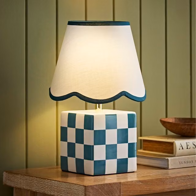 ValueLights Evie Ceramic Table Lamp with Scallop Shade in Green and White