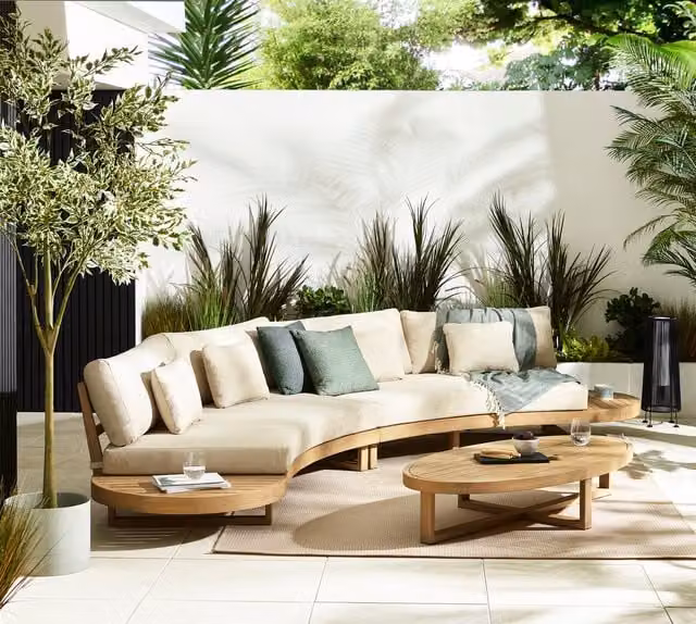 FurnitureboxUK Wisley Wood 6 Seat Curved U-Shape Garden Sofa and Coffee Table Set in Natural Acacia with Cream Upholstered Cushions