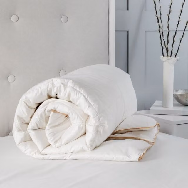 Snug City Luxury 10.5 Tog Goose Feather and Down Duvet with 100% Cotton Cover in White, Super King