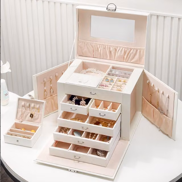 Livingandhome Lockable 5 Tier Faux Leather Jewellery Storage Box, White and Gold